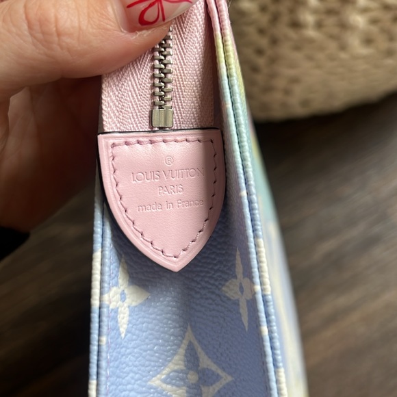 Louis Vuitton Escale Pastel Monogram Toiletry Pouch 26 Bag - Picture 9 of 9
